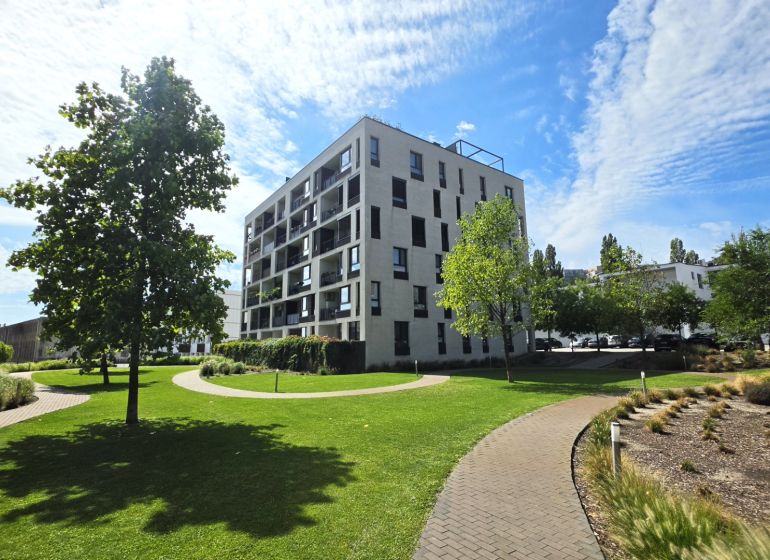 PENTHOUSE – moderný 2i byt s výnimočnou 69 m² terasou, AHOJ PARK - Bytový dom obklopený zeleňou na Sliačskej ulici v Bratislave - Nové Mesto.