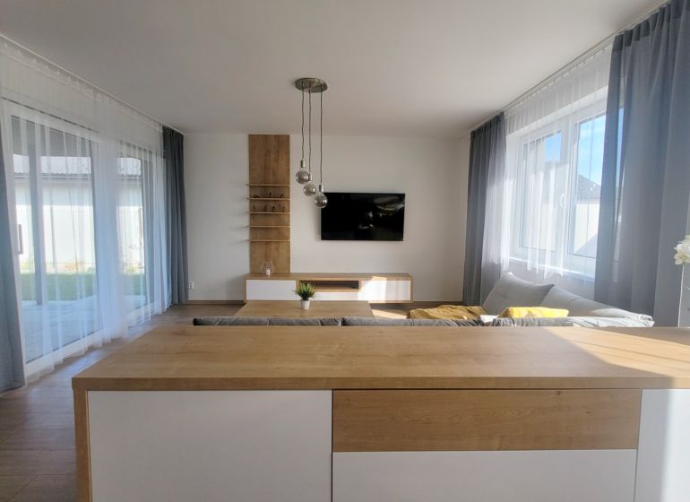 MODERNÝ 4i RD, ZÁHRADKA (400 m2), 2X PARKING, Lúčna ulica, Cífer - Interiér rodinného domu na Lúčnej ulici, ponúka priestrannú obývačku so záclonami.