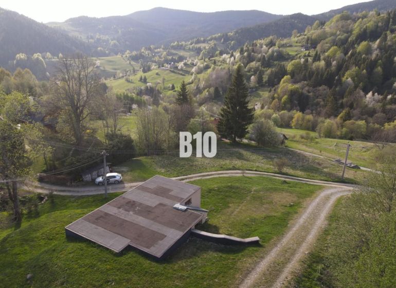 Rozostavaná chata, 845m2 pozemok, platné stavebné povolenie - Horské prostredie v Zázrivej obklopuje chatu, obklopenú sviežou zelenou krajinou.