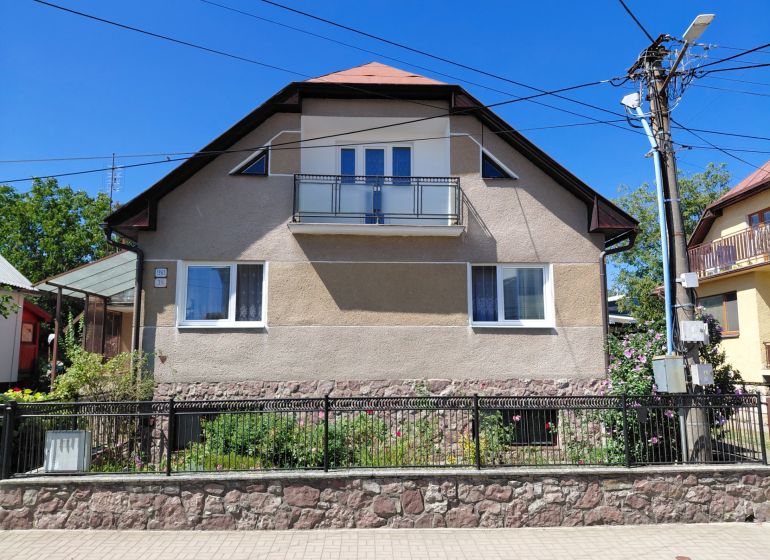 Rodinný dom Martin – Podháj, 5 izieb a pozemok 621 m² - Rodinný dom na ulici Riečiny v Martine s kamenným plotom a balkónom.