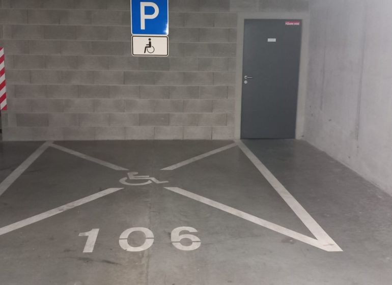 GARÁŽOVÉ PARKOVACIE MIESTO (15 m 2),Slnečnice, ulica Zuzany Chalupovej - Parkovacie miesto pre ZŤP v garážach na Zuzany Chalupovej v Bratislave - Petržalke.