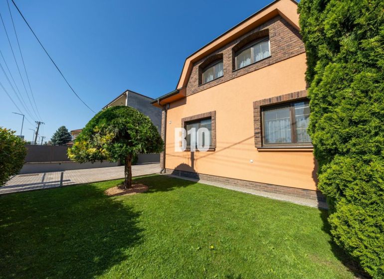 Priestranný 5-izbový rodinný dom (190 m²) s krásne upraveným 13a pozem - Rodinný dom na Bratislavskej ulici v Malinove s upravenou záhradou a stromom.