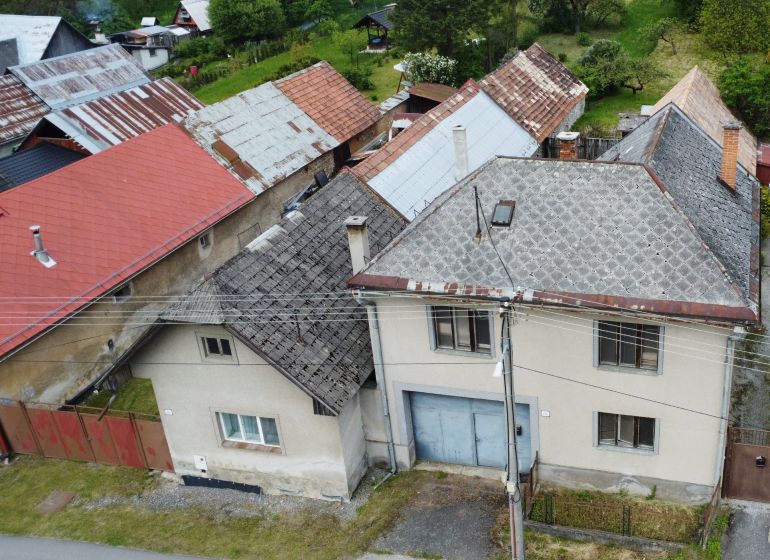RODINNÝ DOM NA  REKONŠTRUKCIU PODĽA VLASTNÝCH PREDSTÁV, PONIKY, 1157M2 - Rodinný dom na Družstevnej ulici v Ponikách so staršími strechami a záhradou v pozadí.