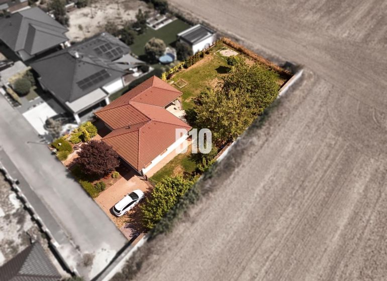ŠIKOVNÝ 5 izbový dom blízko Nitry - Letecký pohľad na rodinný dom v Beladiciach obklopený záhradou a príjazdovou cestou.