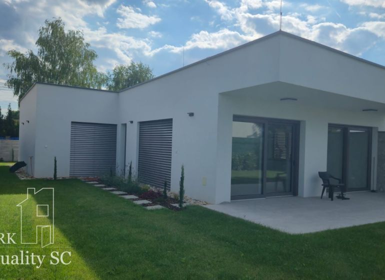 Okr. Senec - Tureň - NA PREDAJ nízkoenergetická novostavba - 4 izbový  - Rodinný dom na Lichnerovej ulici v Senci so zeleným trávnikom a terasou.