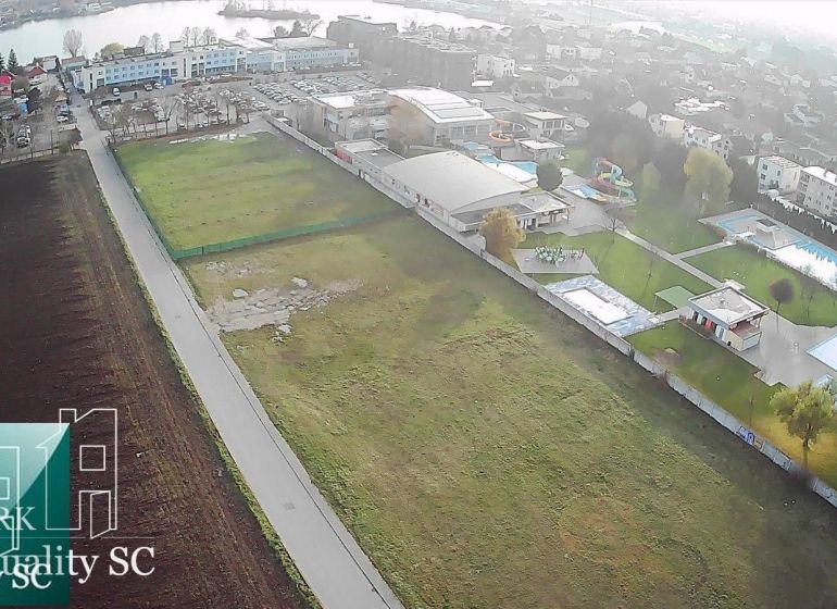 SENEC - NA PREDAJ stavebný pozemok pre šport a rekreáciu aj pre develo - Letecká snímka z oblasti Slnečných jazier SEVER v Senci ukazujúca Pozemky - bývanie.