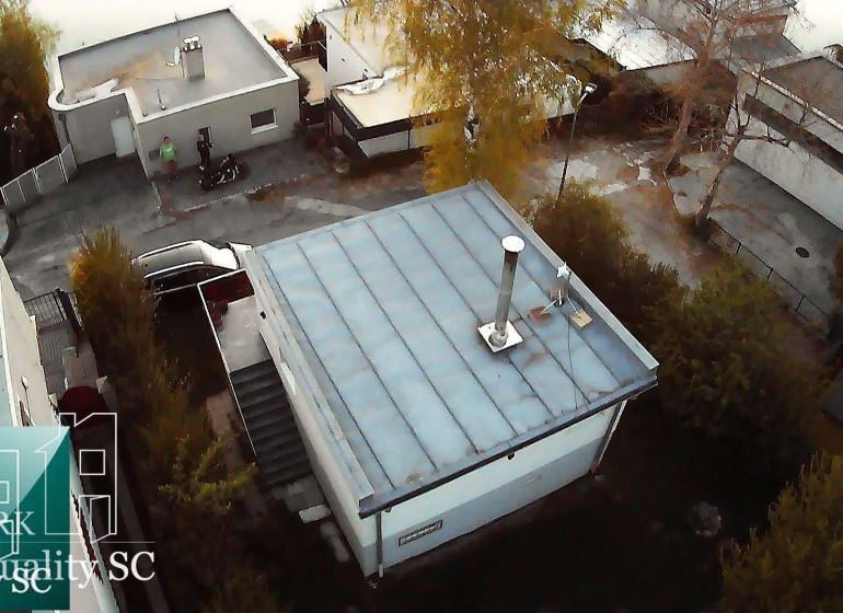 SENEC – SLNEČNÉ JAZERÁ JUH – NA PREDAJ - romantická rekreačná chata po - Dronový pohľad na chatu v Senci na ulici SLNEČNÉ JAZERÁ JUH, obklopenú zeleňou.