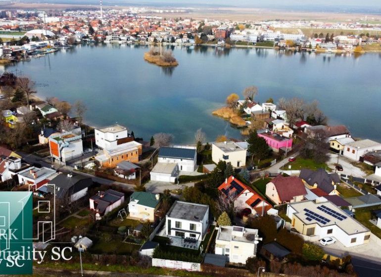 STÁLE NOVÁ CENA - SENEC SLNEČNÉ JAZERÁ JUH – NA PREDAJ – novostavba re - Letecký pohľad na rodinné domy pri Slnečných jazerách juh v Senci.