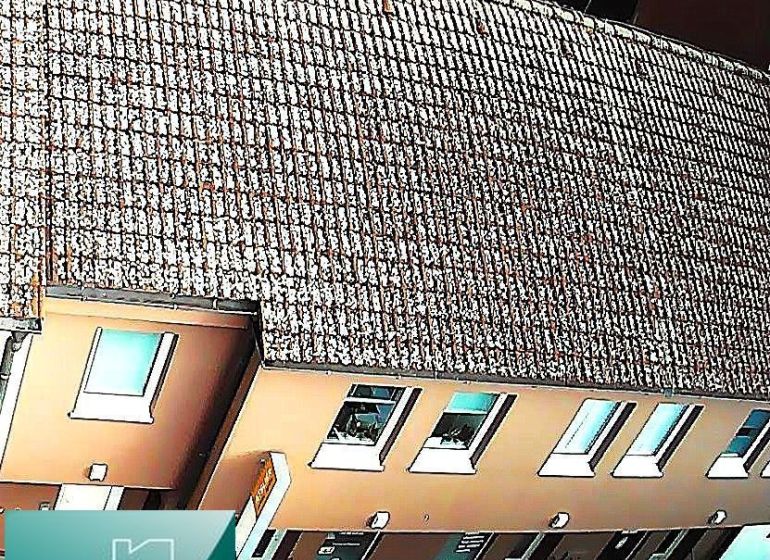 NA PREDAJ – polyfunkčný objekt v úplnom centre mesta Senec - obchodný  - Budova s červenou strechou na Mäsiarskej ulici v Senci, obchodné priestory.