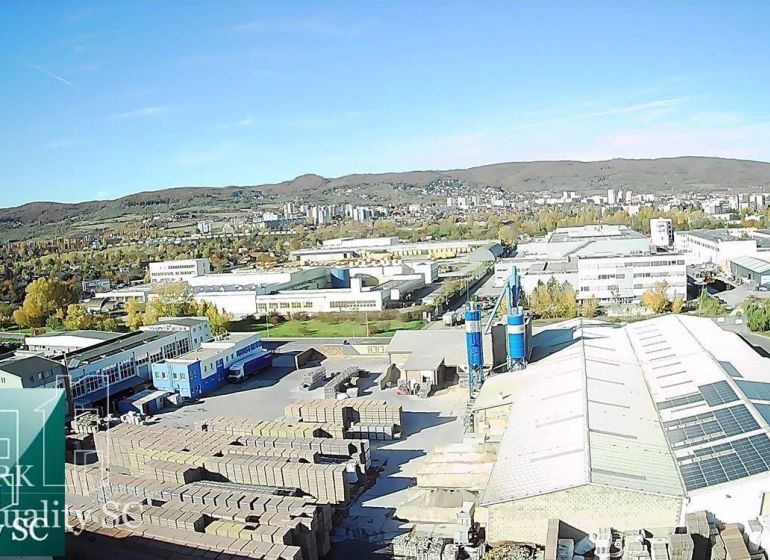 BRATISLAVA III. - RAČA - NA PREDAJ - priemyselný objekt s polyfunkčnou - Bratislava III, Staviteľská: Priemyselná oblasť s výrobňami a skladmi obklopená horskou scenériou.