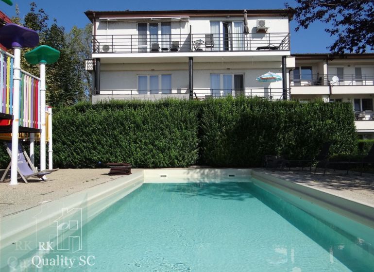 REZERVOVANÉ - 2 izbový veľký celoročne obývateľný apartmán s terasou,  - Exteriér 2-izbového bytu na Slnečných jazerách v Senci s bazénom a ihriskom.