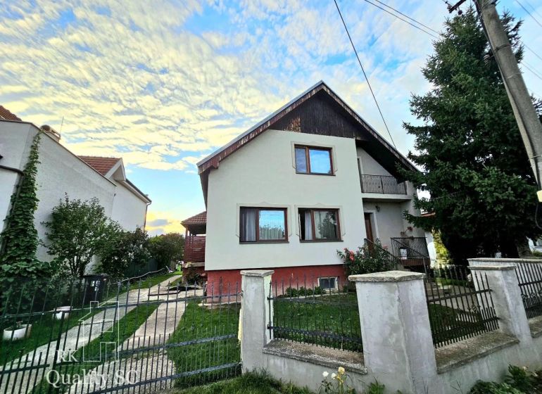 REZERVOVANÉ - NOVÁ CENA - Okr. Senec - TUREŇ - EXKLUZÍVNE NA PREDAJ ro - Rodinný dom v Tureň na ulici Tureň obklopený záhradou a modrou oblohou.