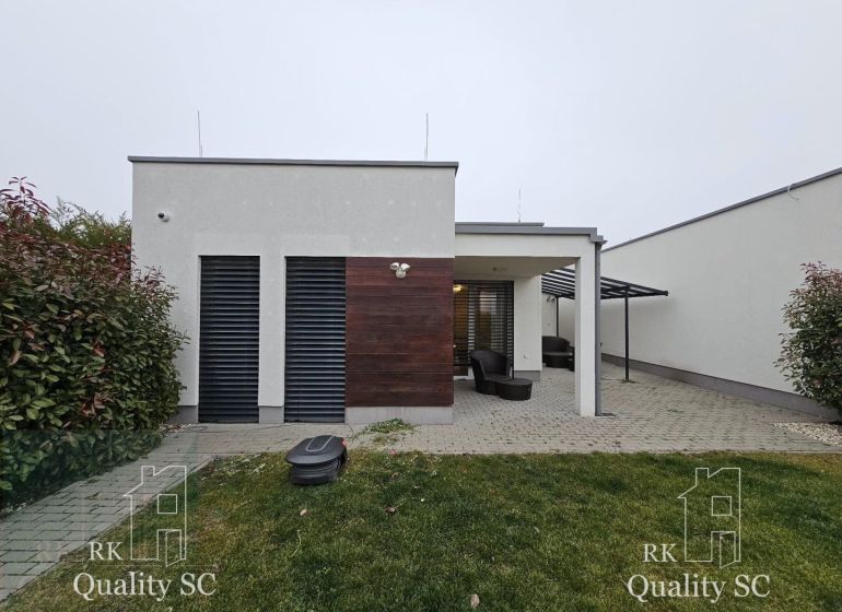 SENEC – NA PREDAJ - Novostavba, 4. izbový rodinný dom s parkovaním pre - Rodinný dom na Tulipánovej ulici v Senci so záhradou a terasou.