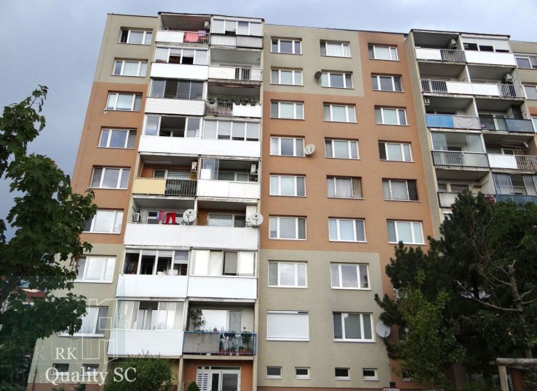 REZERVOVANÉ - SENEC - EXKLUZÍVNE NA PREDAJ - kompletne zariadený a kli - Bytový dom na Sokolskej ulici v Senci s balkónmi.
