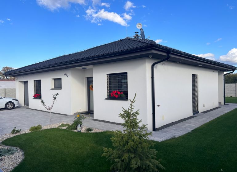 4 iz bungalov s terasou v Piešťanoch a okolí - STAVIAME - Rodinný dom na Fínskej ulici v Piešťanoch s priľahlým dvorom a parkovacím priestorom.