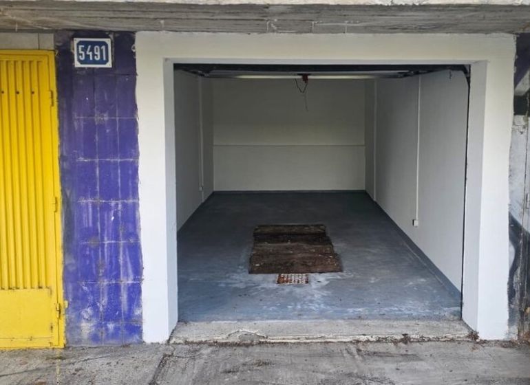 Garáž na Karloveskej ulici  - Otvorená garáž na Karloveskej ulici v Bratislave, Karlova Ves, s betónovou podlahou.