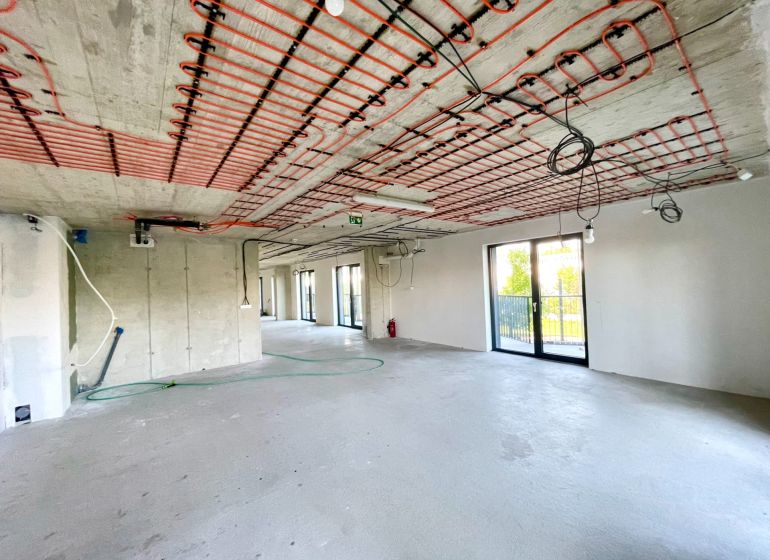 I Exkluzívny byt v projekte GUTHAUS - Široká priestranná miestnosť s pripojenými káblami v 4-izbovom byte.