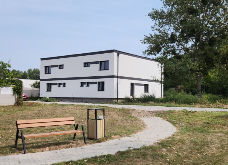 I Predaj 5-i mezonetu s vlastným pozemkom - Moderná stavba v Dunajskom Klátove s trávnikom a lavičkou.