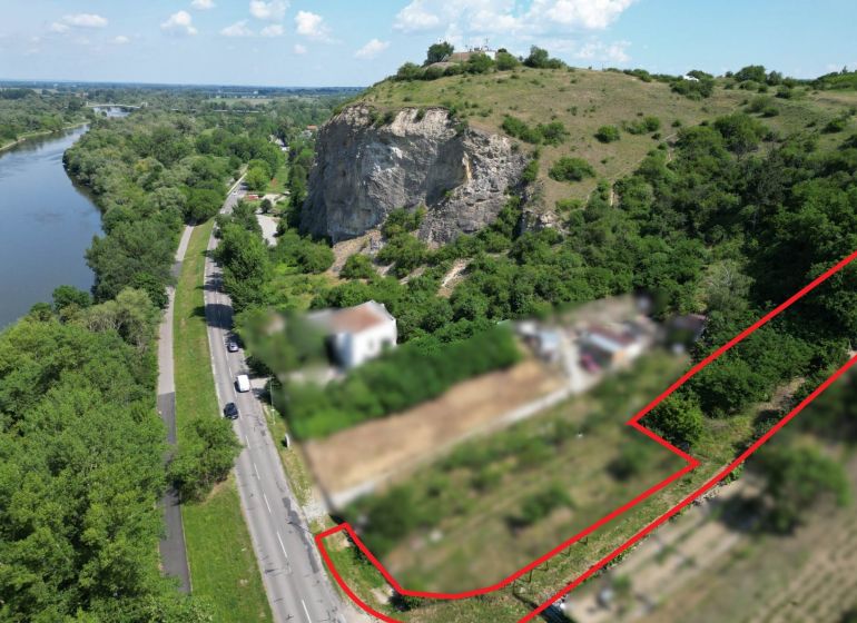 Na predaj stavebný pozemok, Devínska Nová Ves - Lokalita Pozemky - bývanie v Devínskej Novej Vsi, príroda pri rieke a skalné útvary.