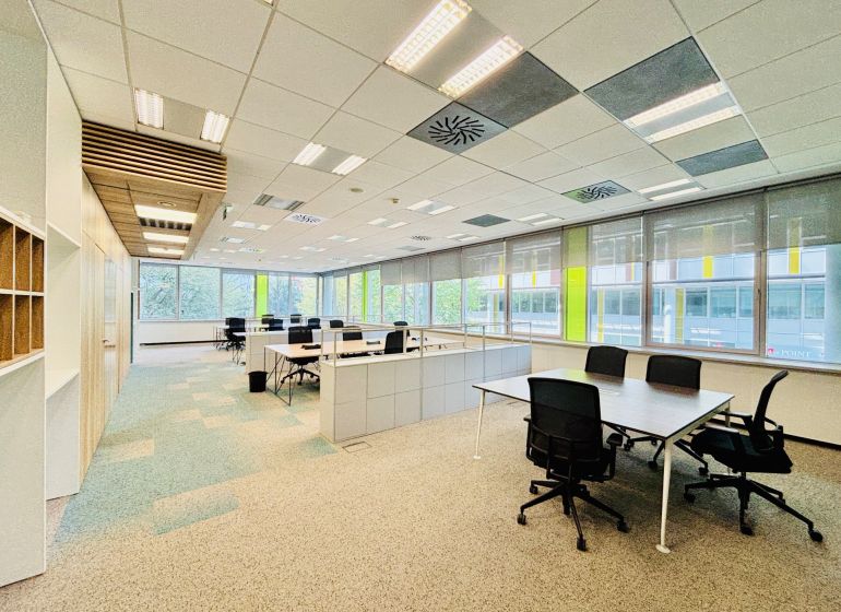 Kancelárie Prenájom | Samostatný Celok 146m2 | Apollo BC II - Priestranné kancelárie so sedením, veľkými oknami a podlahou s dreveným dekorom.