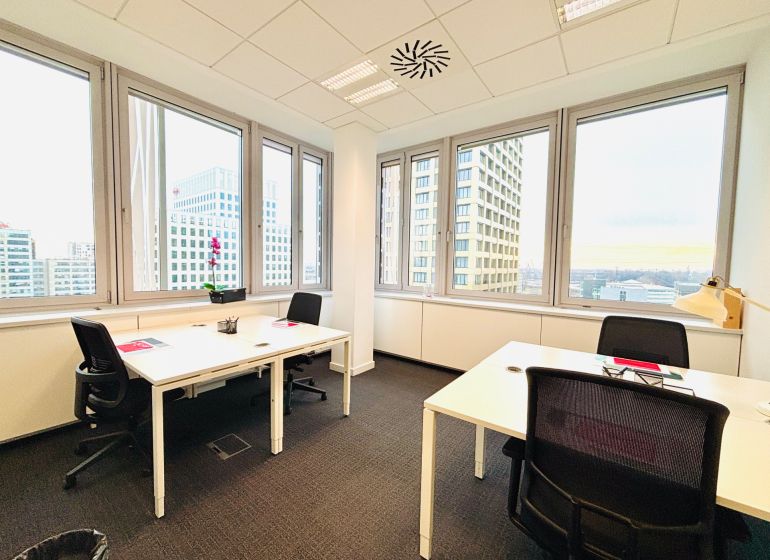 Malé a Stredne Veľké Kancelárie | PRENÁJOM | Prievozská ul. - Moderné kancelárie s výhľadom, biele stoly a ergonomické stoličky.