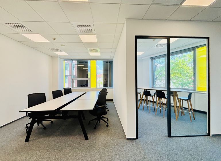 Zariadené Kancelárie Prenájom | ReadyToWork | Apollo BC II - Kancelárie so sedením, stolmi a sklom; podlaha s dreveným dekorom a biely strop.