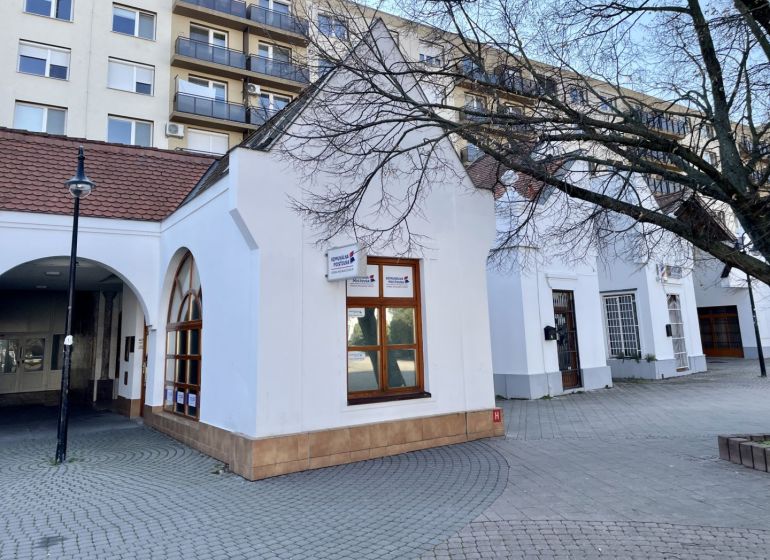 DUNASJKÁ STREDA – OBCHODNÝ/ADMINISTRATÍVNY PRIESTOR PRIAMO V CENTRE ME - Obchodné priestory na Námestí Ármina Vámbéryho v Dunajskej Strede s tehlovou strechou.