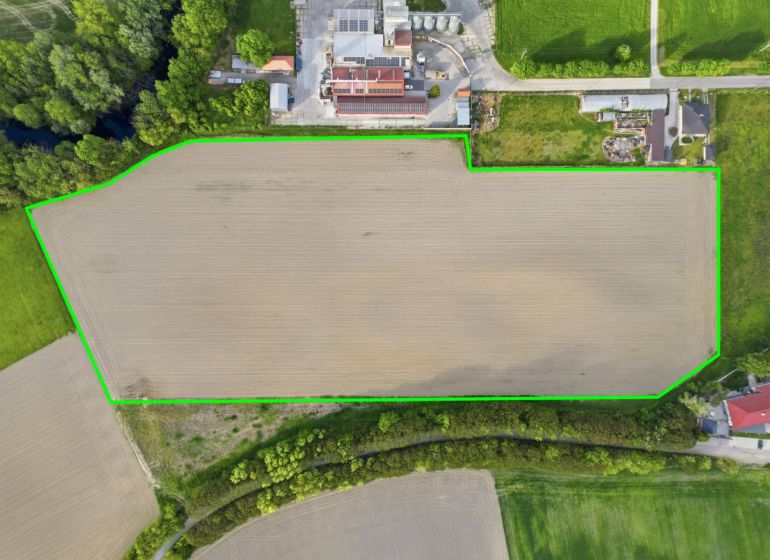 INVESTIČNÝ POZEMOK NA PREDAJ │ VÝNIMOČNÁ PRÍLEŽITOSŤ PRE INVESTOROV - Letecký pohľad na pozemky na bývanie v Dunajskom Klátove. Ulica neuvedená.