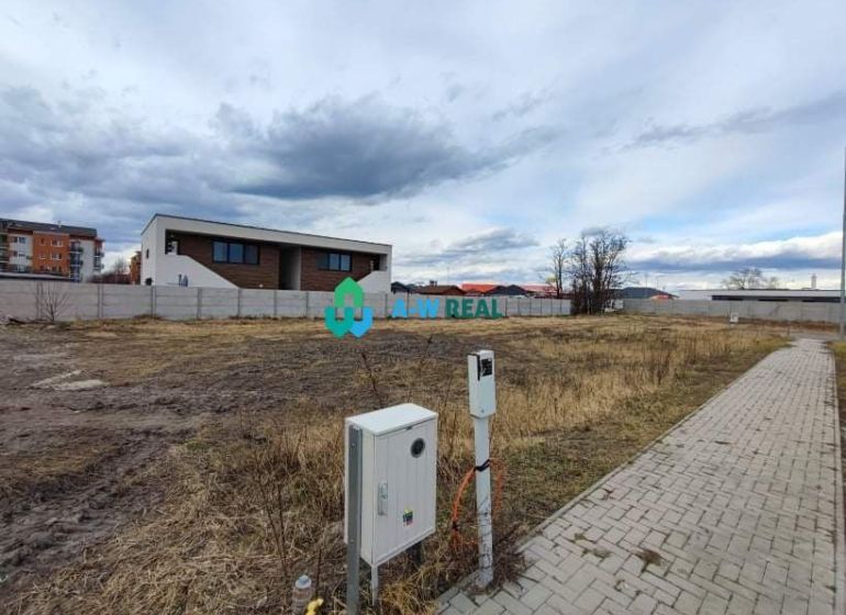 Krásny, široký stavebný pozemok na predaj v najvyhľadávanejšej časti m - Pozemky - bývanie v Dunajskej Strede, neuvedená ulica, prázdny pozemok s chodníkom a budovou.
