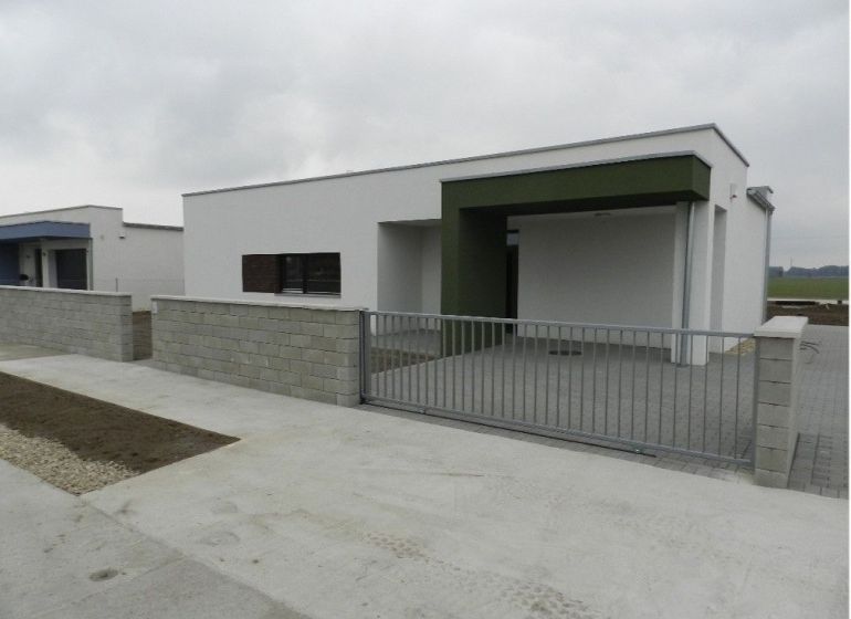 NOVOSTAVBA!!! Moderný nízkoenergetický 4 izbový rodinný dom vysokej kv - Rodinný dom na ulici Dolný Bar v meste Dolný Bar s bránou a betónovým plotom.