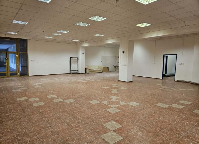Exkluzívny obchodný priestor na prenájom v centre Dunajskej Stredy – u - Priestranné obchodné priestory s podlahou v dekore dlaždíc a bielymi stenami.