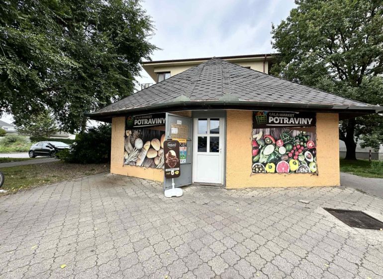 Znížená cena     Predaj – Obchodný priestor v Dunajskej Strede 100 000 - Obchodné priestory v Dunajskej Strede, potraviny, v okolití zeleň a zaparkované auto.