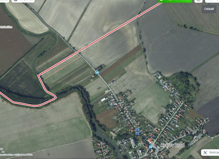 Predám stavebný pozemok v obci Kráľov Brod - Satelitná snímka ukazuje poľnohospodárske pozemky v okolí Kráľovho Brodu vhodné na bývanie.