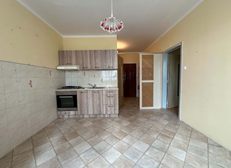 REZERVOVANÉ   NOVÁ CENA !!!!  108000,-EUR  NA PREDAJ EXKLUZÍVNE  : 1  - Kuchyňa v 1-izbovom byte s kachličkovou podlahou a svetlým nábytkom.