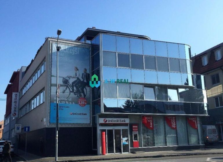 Na prenájom menšia  kancelária v centre mesta DS - 12,94 m2 - Budova so sklenenou fasádou určená pre kancelárie v Dunajskej Strede.