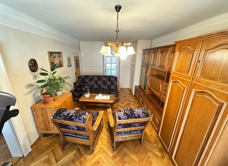 119 000,- €   ZNÍŽENÁ  CENA  Na predaj 3 izbový byt v Dunajskej Strede - Obývačka v 3-izbovom byte s nábytkom z dreva a podlahou s dreveným dekorom.