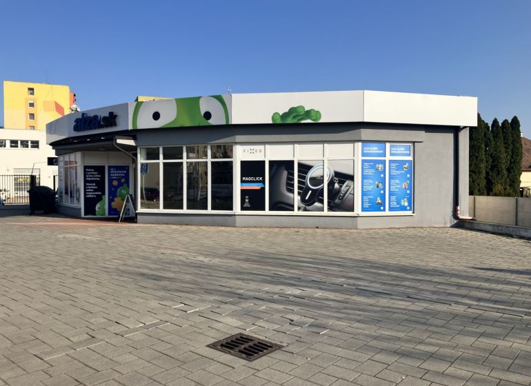 Prenájom obchodný priestor v centre mesta Dunajská Streda - Obchodné priestory v Dunajskej Strede s moderným exteriérom a veľkými sklenenými výkladmi.