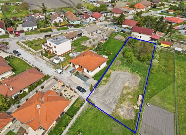 Na predaj stavebný pozemok v obci Horná Potôň - Pozemok na bývanie v Hornej Potôni obklopený domami a zeleňou.