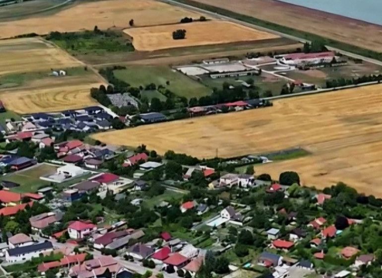 NOVÁ CENA! PREDAJ SLNEČNÝ POZEMOK V BLÍZKOM OKOLÍ BRATISLAVY - Letecký pohľad na Dobrohošť a polia pozdĺž Dunaja v oblasti ulic Dobrohošť. Pozemky - bývanie.