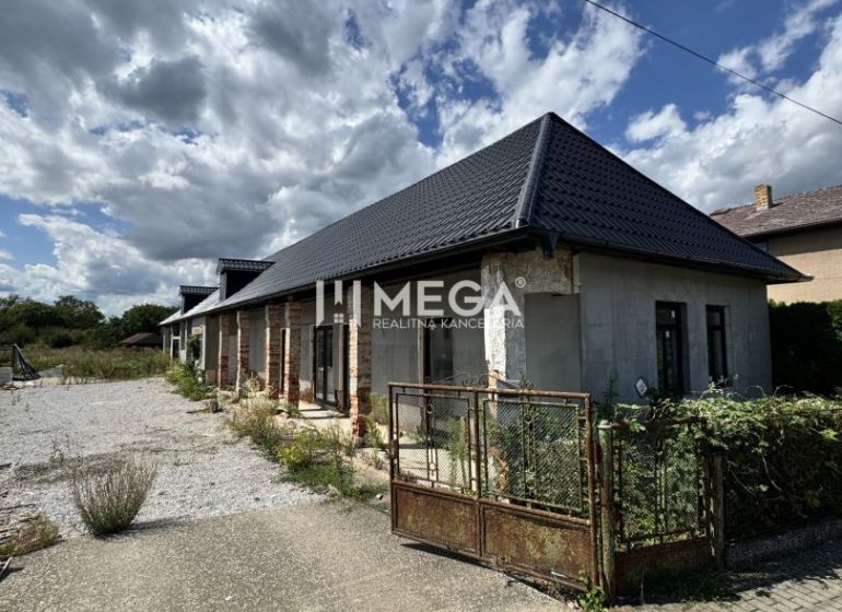 Na predaj rodinný dom v obci Nacina Ves - Rodinný dom v Nacinej Vsi s modernou strechou a otvoreným rozsiahlym pozemkom.