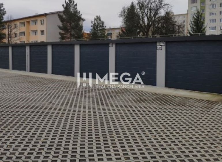 Exkluzívne na predaj garáž, Humenné - Garáže na Laboreckej ulici v Humennom so spevnenou parkovacou plochou a okolitou vegetáciou.