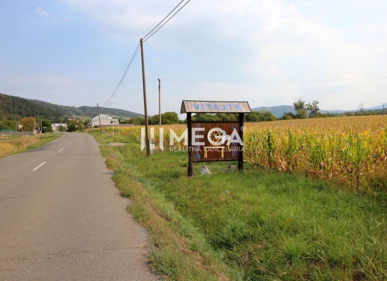 Na predaj pozemok na výstavbu v obci Ptičie, exkluzívne! - Krajina s cestou a poľom v Ptičí, na ulici Ptičie, Pozemky - bývanie.