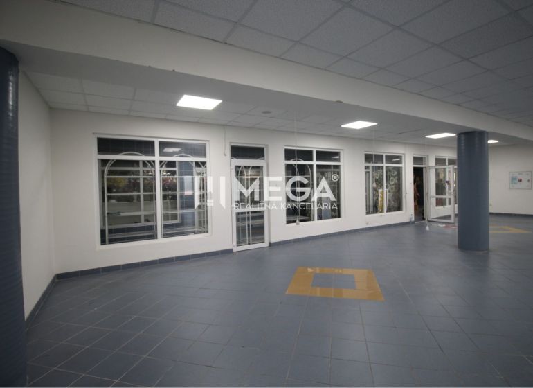 Na prenájom - priestor 185 m2 v centre mesta Humenné - Obchodné priestory s presklenými dverami a modrými dlaždicami, podlaha s dekorom.