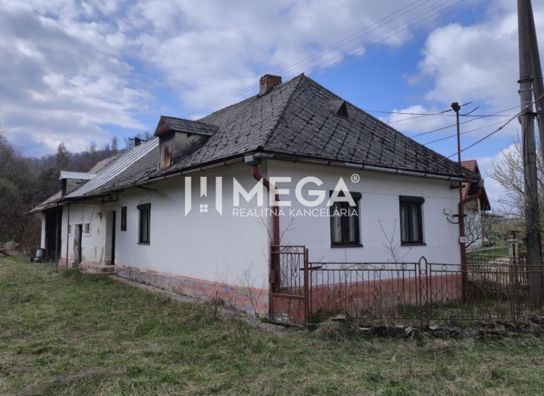 NA PREDAJ - Starší dom s veľkým pozemok v obci Čabiny - Rodinný dom v Čabinách, ulica Čabiny, s tradičnou architektúrou a okolitou prírodou.