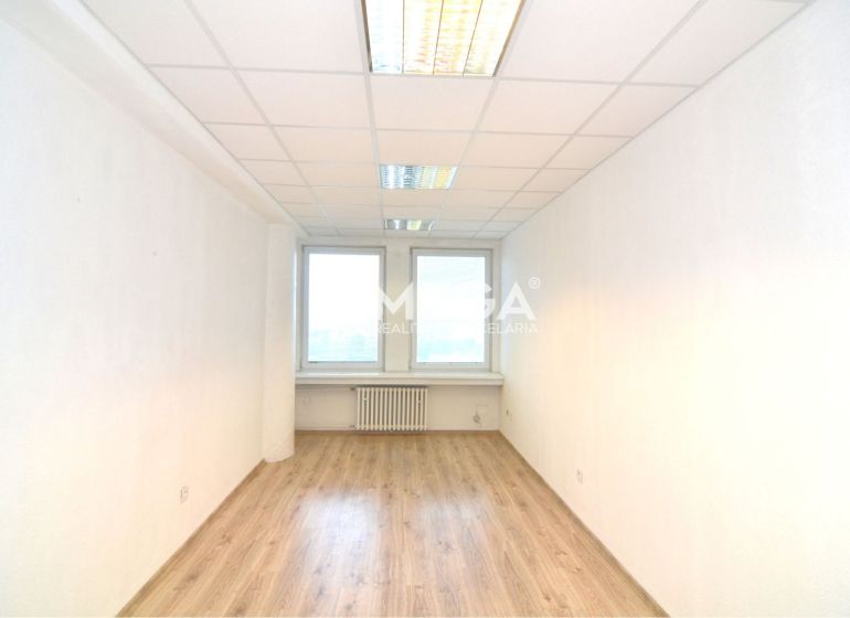NA PRENÁJOM POSLEDNÉ VOĽNÉ kancelárie v centre mesta – 17,5 m² - Jasné kancelárie s podlahou s dreveným dekorom, bielymi stenami a stropnými svietidlami.
