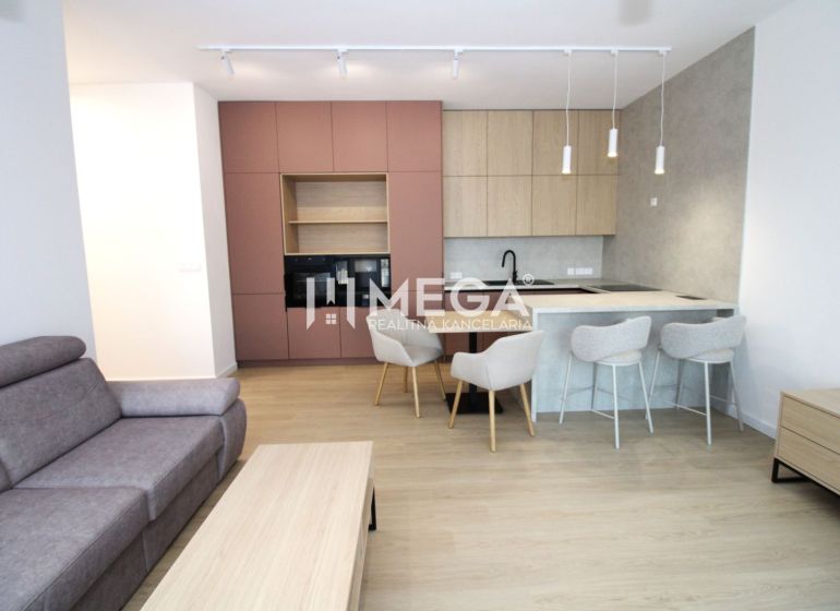 NA PRENÁJOM PRÉMIOVÝ 3-IZBOVÝ BYT – CENTRAL POINT HUMENNÉ - Obývačka s kuchynským kútom, podlaha s dreveným dekorom, 3-izbový byt.