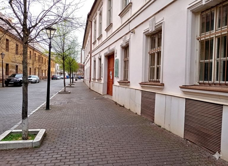 Na prenájom kancelársky priestor 30 m² – Trnava Františkánska - Ulica Františkánska v Trnave s historickými budovami a stromami pri kanceláriách.