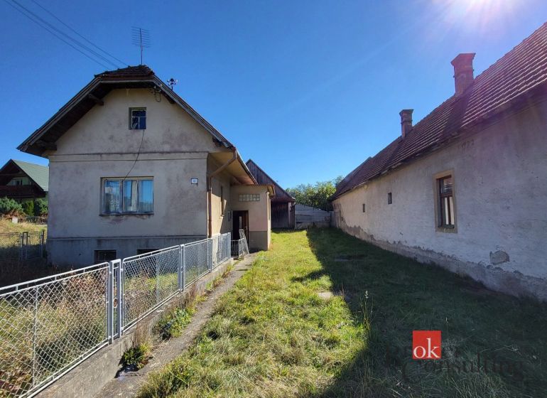 Rodinný dom s veľkým pozemkom 2 908 m² v obci Žiar - Rodinný dom v Žiari so záhradou a dvoma budovami, po slnečnej strane.