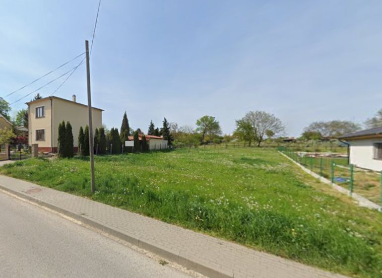 Na PREDAJ výborný stavebný pozemok 924m2 Pri Podhájskej -BARDOŇOVO *** - Zelený pozemok na bývanie v obci Bardoňovo, lemovaný rodinnými domami.