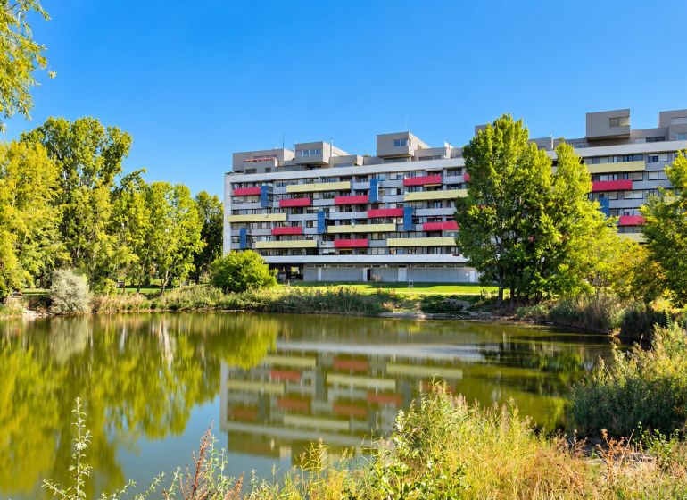 Priestranný 2i byt, loggia, klíma, projekt MONDRIAN, Sedmokrásková ul. - Bytový komplex pri jazere obklopený zeleňou v Bratislave - Ružinove na Sedmokráskovej.